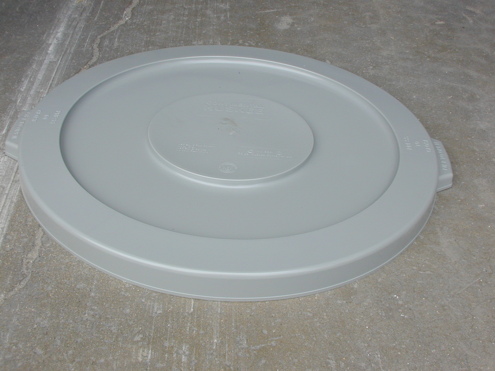 Flat Lid For Recycled Plastic Trash Receptacle